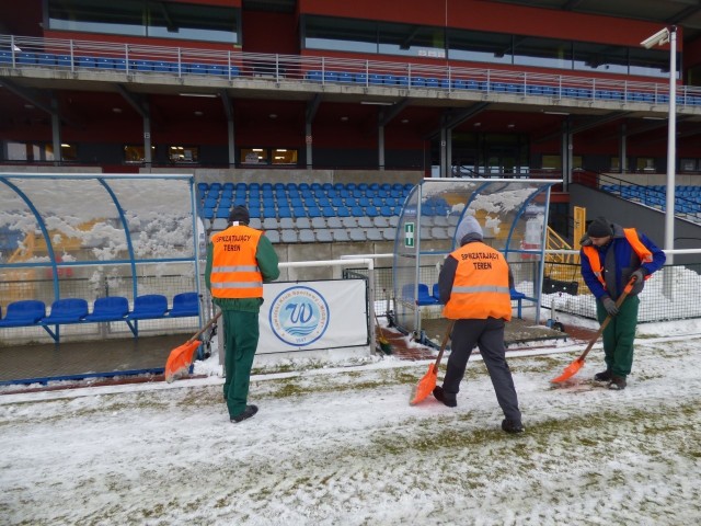 Pomoc skazanych, z uwagi na niesprzyjające warunki atmosferyczne, jest olbrzymim wsparciem dla  Ośrodka Sportu i Rekreacji w Suwałkach, piłkarzy obu klubów i kibiców.