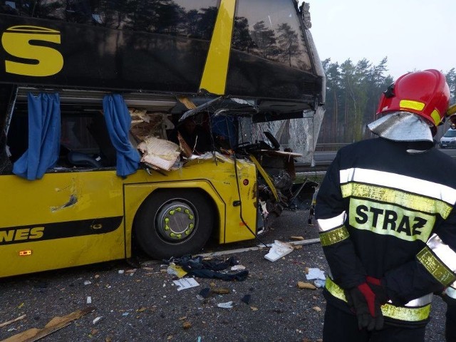 Wypadek cyrkowozu i autobusu na autostradzie A1