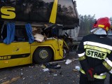 Wypadek autobusu na autostradzie A1 w Żorach: Po zderzeniu z ciągnikiem cyrkowozem Cyrku Arena trasa była zablokowana WIDEO+ZDJĘCIA