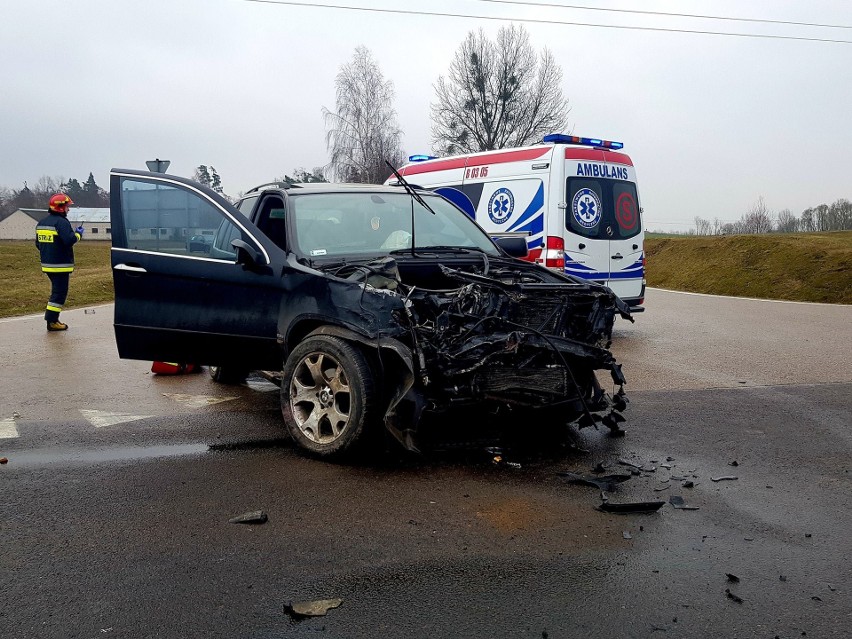 Kamień. Wypadek na DK 8. Zderzenie dwóch aut osobowych. Sześć osób rannych w tym troje dzieci [ZDJĘCIA]