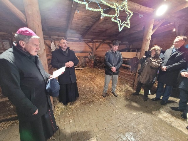 Po modlitwie przy Stajence Betlejemskiej z żywymi zwierzętami biskup Krzysztof Nitkiewicz poświęcił zwierzęta i gości.