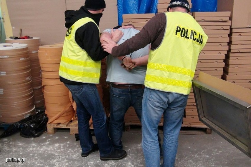 Mieszkaniec świętokrzyskiego zatrzymany w nielegalnej wytwórni papierosów w Kołobrzegu. Usłyszał zarzut