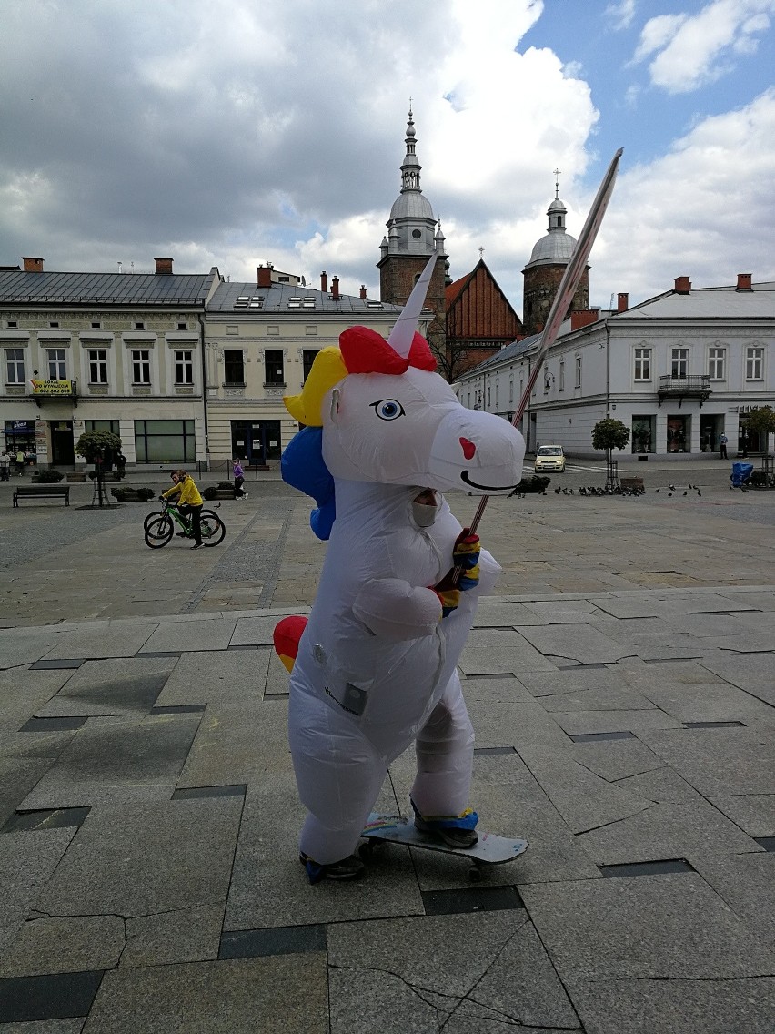 Mr Prince Unicorn. Wesoły jednorożec na ulicach Nowego Sącza przepędza koronawirusa. „Będzie dobrze!” 