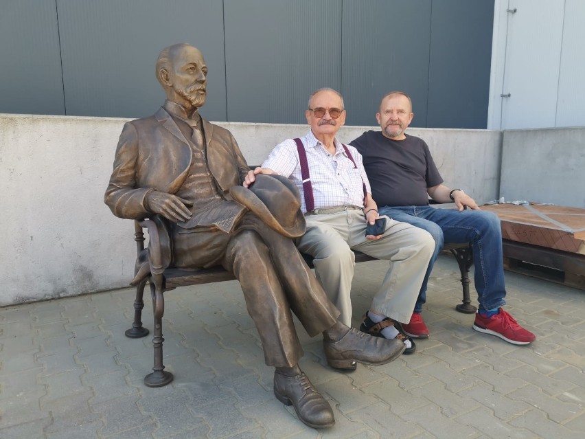 Marian Molenda (z prawej) razem z rzeźbą Michała Doliwo -...