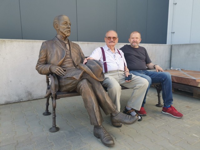 Marian Molenda (z prawej) razem z rzeźbą Michała Doliwo - Dobrowolskiego z Wiktorem Halupczokiem, właścicielem formy Art Odlew.