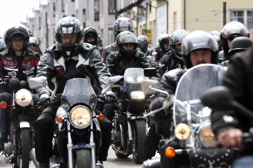 Motocykliści opanowali centrum Zgierza [ZDJĘCIA+FILM]