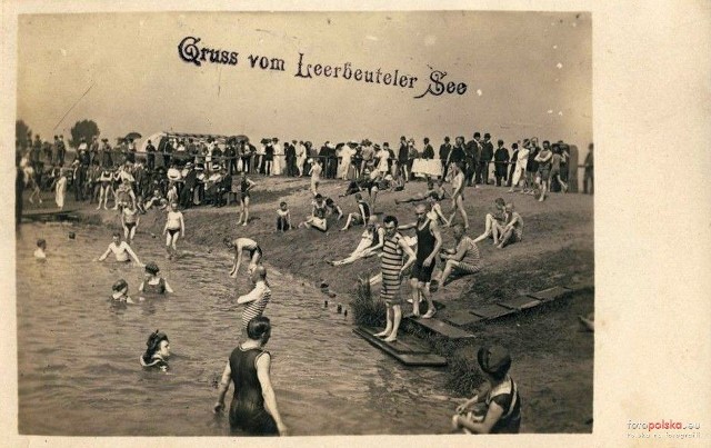 W czasie upałów kąpieliska zawsze cieszyły się dużym zainteresowaniem. Na zdjęciu Kąpielisko "Morskie Oko" 1920 r.