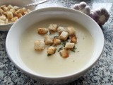 Rozgrzewająca zupa czosnkowa. Przepis na kremową zupę z czosnkiem i serkiem mascarpone. Idealne danie na chłodniejsze dni