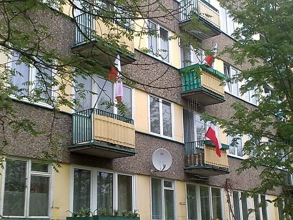 Białostocki blok na osiedlu Piasta we flagach
