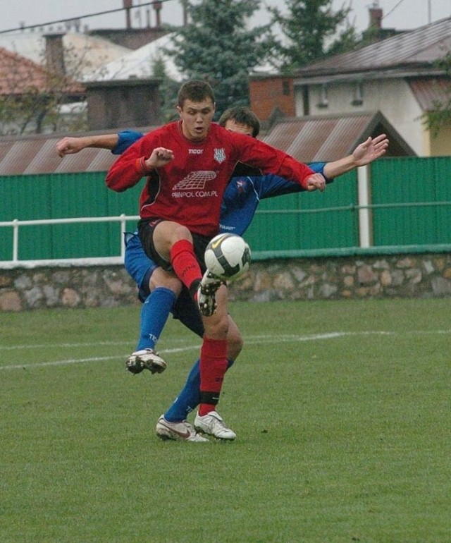 Tomasz Barycza (z piłką) zdobył jedyną bramkę dla Wisłoki.