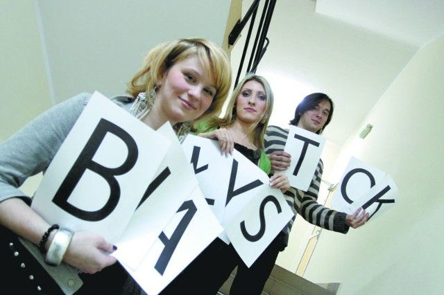 Przy każdej literze alfabetu można stworzyć hasło związane z naszym miastem - mówi Karolina Szymborska, studentka UwB (pierwsza od lewej) na zdjęciu razem z Esterą Limberger i Grzegorzem Kowalskim.