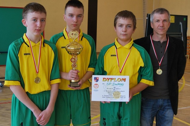 Drużyna chłopców ze Szkoły Podstawowej z Dwikóz wywalczyła mistrzostwo województwa w tenisie stołowym.