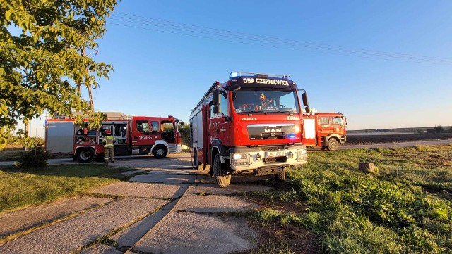 Pożar rozdzielni prądu PKP w gm. Choceń w powiecie włocławskim. Walczyło z ogniem trzy zastępy strażaków.