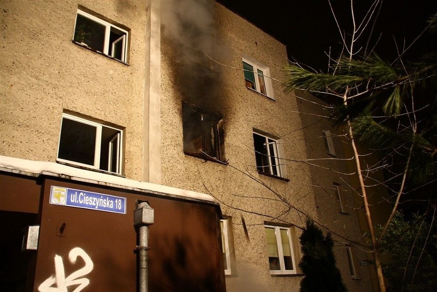 Pozar na Cieszynskiej w Opolu. Ogien w bloku gasilo 6...