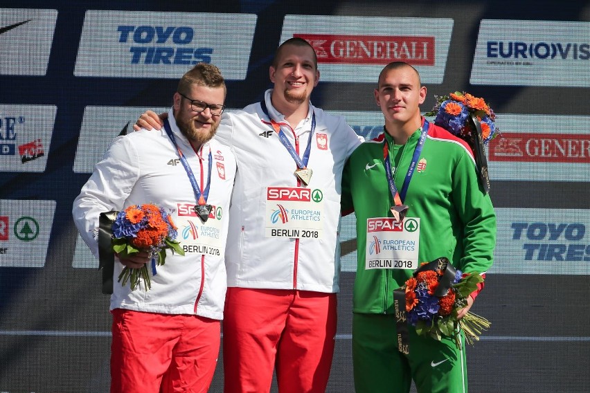 Wojciech Nowicki (w środku) został mistrzem Europy w rzucie...