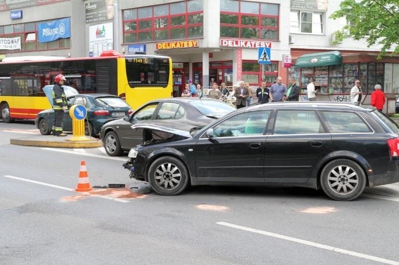 Wrocław: Wypadek na Popowickiej, zderzyły się trzy auta (ZDJĘCIA)