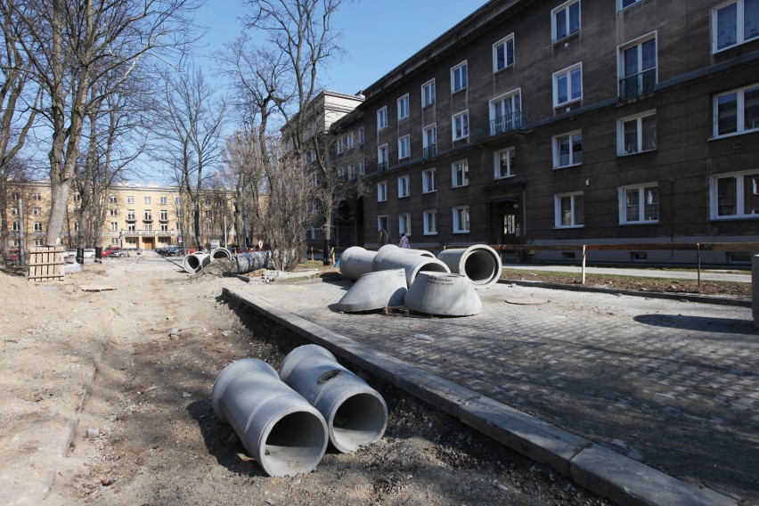 Kraków. Kilkadziesiąt metrów osiedlowej uliczki będą przebudowywać jeszcze do przyszłego roku