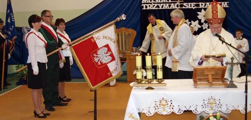 Nadany szkole w Iwinie sztandar poświęcił ksiądz biskup...