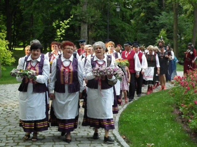 Korowód prowadziły członkinie Koła Gospodyń Wiejskich z Rudek.  