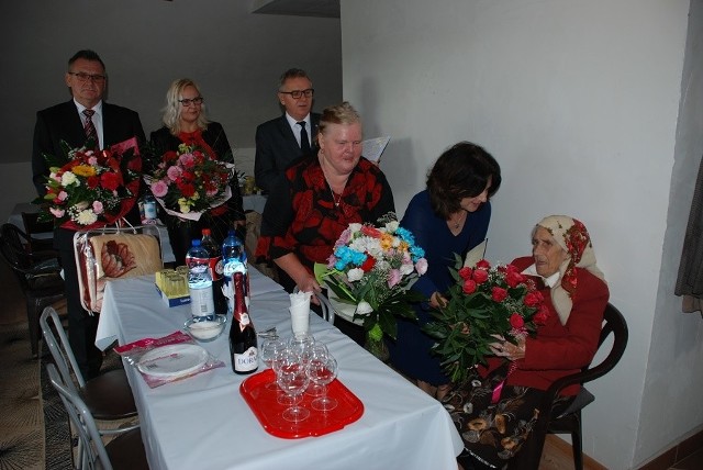 Pani Bronisława Musiał z Marzęcina - z kwiatami po prawej stronie na zdjęciu, obchodziła setne urodziny.