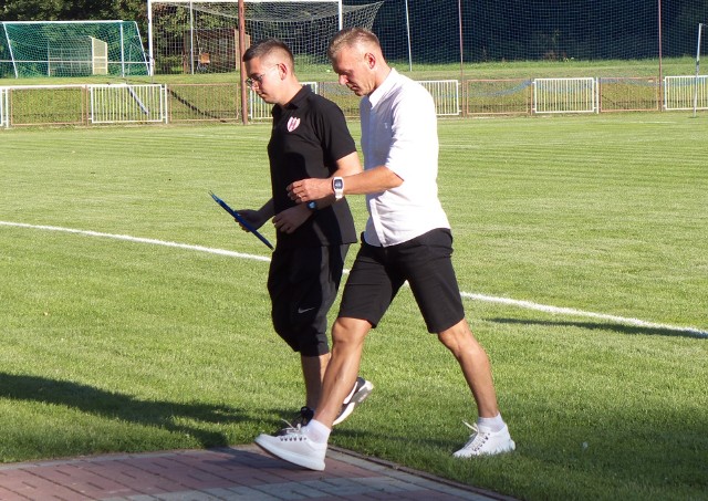 Paweł Załoga (pierwszy z prawej) kończy trenerska przygodę z Orłem Przeworsk.