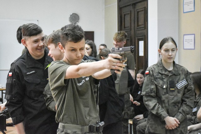 Pokaz broni w Zespole Szkół Mundurowych w Słupsku