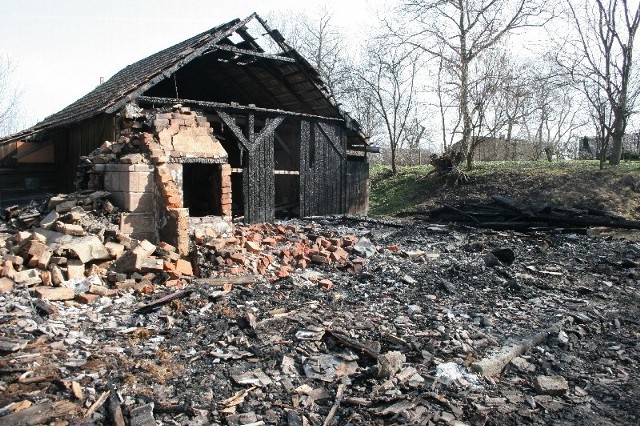Całkowicie spalony dom w Tuczempach. To trzeci z kolei pożar wzniecony przed 19-latka