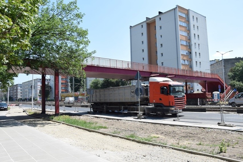 Kładka nad ul. Grabiszyńską zniknie, bo zagraża...