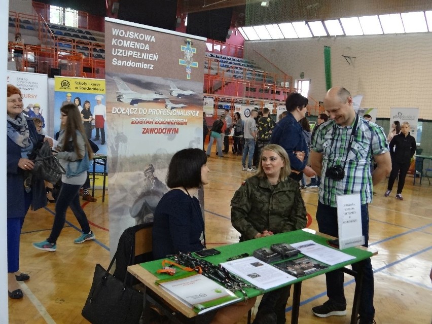 Kierowcy, operatorzy urządzeń, budowlańcy, pielęgniarki - poszukiwani. Pracodawcy na Targach Pracy w Sandomierzu szukali pracowników