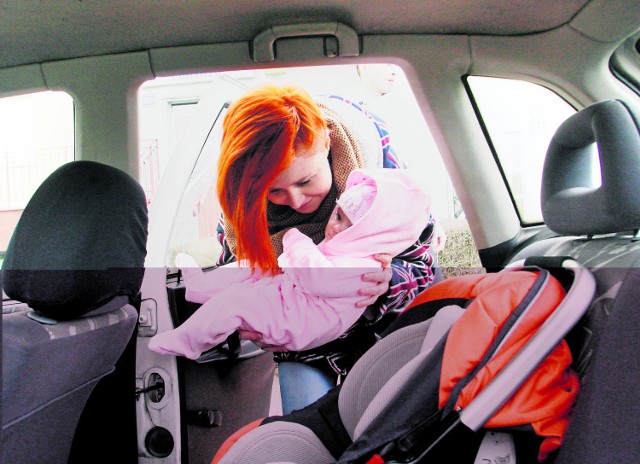 Monika Bożek-Obrzut nie wyobraża sobie, by jej malutkie dziecko mogłoby jechać samochodem nie zapięte w fotelik. Przekonuje, że wszystko zależy od rozsądku rodziców - kierowców