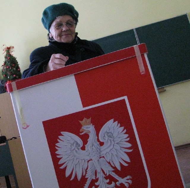Marianna Bandura z Drezdenka właśnie wrzuciła swój głos do urny. - Szkoda, że tak mało ludzi idzie dziś głosować &#8211; martwi się kobieta.