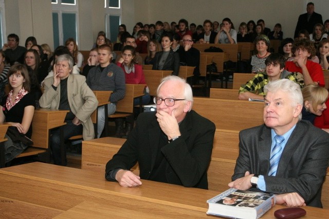 Stanisław Janicki (pierwszy z lewej) w towarzystwie uczniów i studentów obejrzał swój film "Za winy niedopełnione. Eugeniusz Bodo&#8221;.