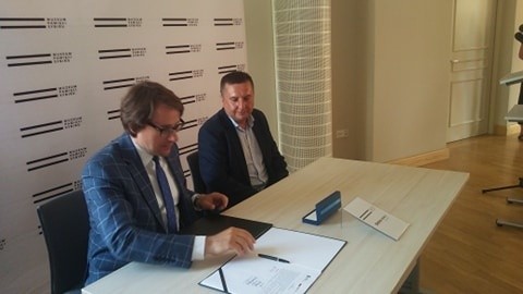 Prof. Wojciech Śleszyński, dyrektor Muzeum Pamięci Sybiru podpisuje umowę z Krzysztofem Koptyńskim, prezesem firmy Deko- Bau na realizację wystawy stałej
