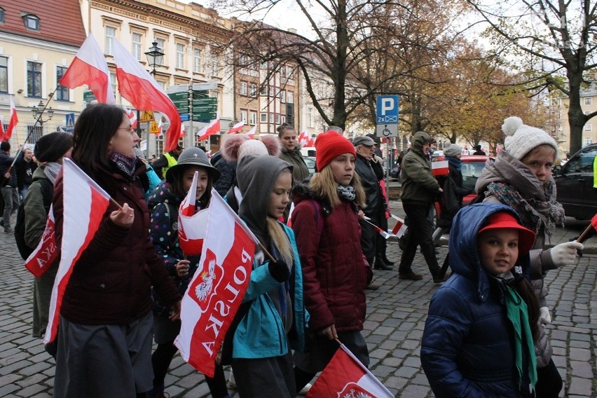 VII Szczeciński Marsz Niepodległości. Apel pamięci, odśpiewanie hymnu i przejście ulicami miasta