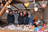 Uczniowie z ozdobami, ciastami i kolędą na Jarmarku Bożonarodzeniowym na Rynku w Kielcach 