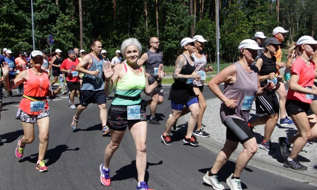 Trzysta osób wystartowało w biegu Trzech Plaż na dystansie 7 kilometrów wokół Jeziora Rudnickiego w Grudziądzu już po raz dziewiąty.