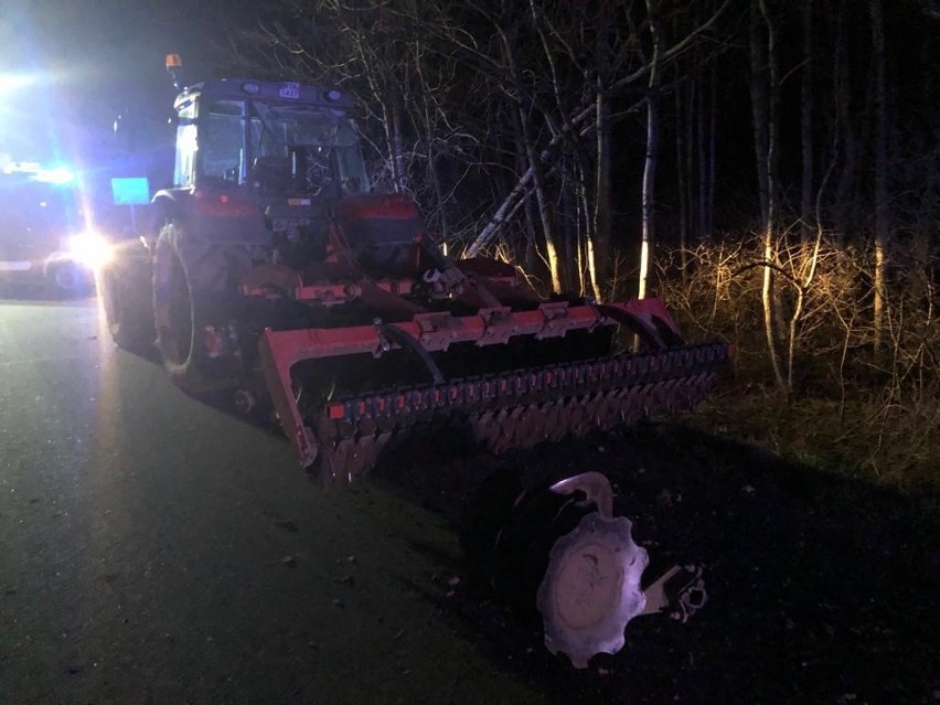 Samochód osobowy zderzył się z traktorem rolniczym na drodze...