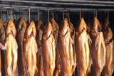 Ceny ryb wędzonych i świeżych prosto z łowiska. Tyle kosztują okoń, sandacz, karp i jesiotr w gospodarstwach rybackich