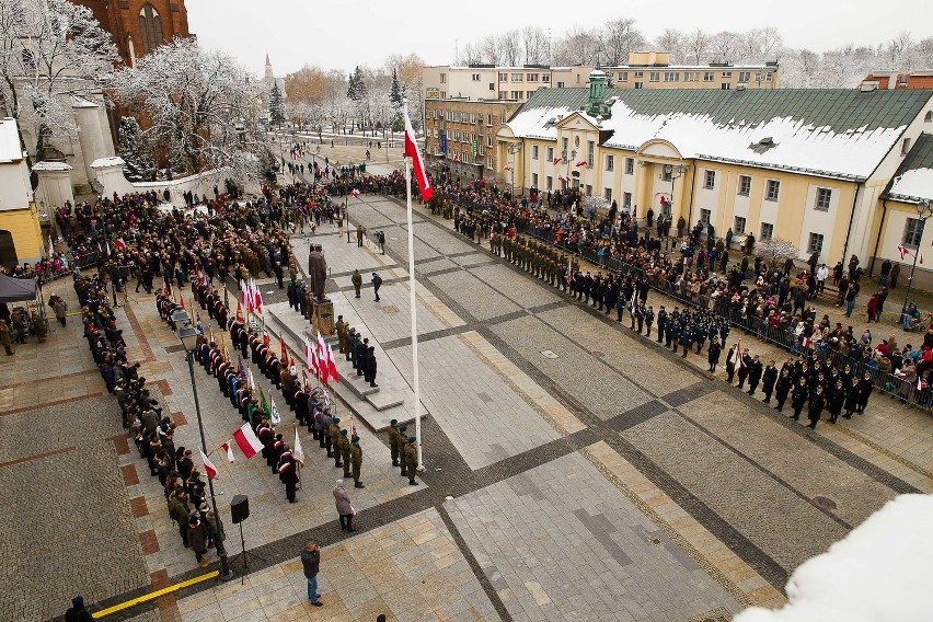 Przed pomnikiem marszałka Józefa Piłsudskiego rozpoczęły się...
