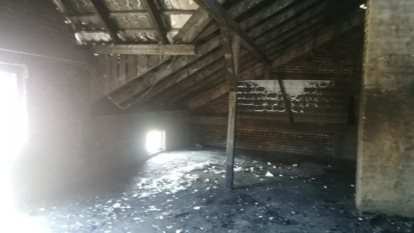 Pożar domu jednorodzinnego i zabudowań w Nieznamierowicach, w gminie Rusinów, ogromne straty