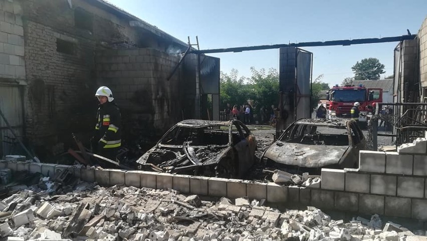Pożar domu jednorodzinnego i zabudowań w Nieznamierowicach, w gminie Rusinów, ogromne straty