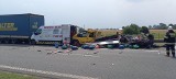 Wypadek na A1 w miejscowości Wąwał. Ciężarówka uderzyła w auto, butle z gazem rozsypały się na drodze [zdjęcia]