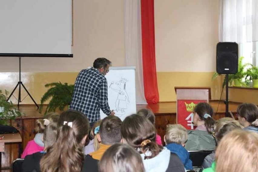 Spotkanie w Czarnocinie ze znanym rysownikiem. Bibliotekę odwiedził Paweł Wakuła, ilustrator oraz autor książek. Zobaczcie zdjęcia