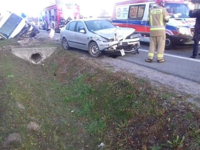 Zderzenie dwóch samochodów na drodze krajowej numer 74 w Górnie. Do kraksy doszło przy stacji paliw. Duże utrudnienia