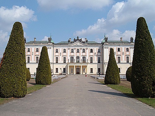 Uniwersytet Medyczny w Białymstoku prowadzi zajęcia między innymi w zabytkowych wnętrzach Pałacu Branickich