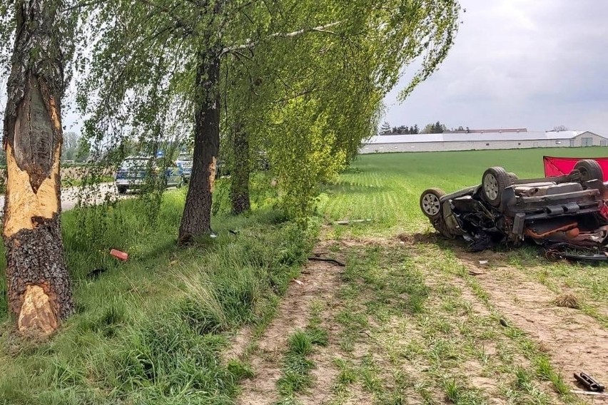 Wypadek w Nienałtach-Szymanach, 15.05.2021. Auto wypadło z drogi i uderzyło w drzewo. Kierowca zmarł