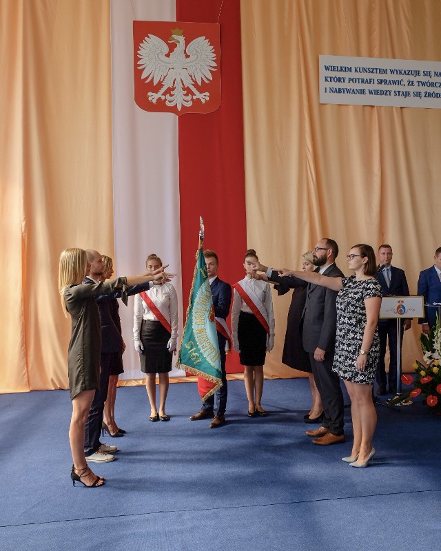 W II Liceum Ogólnokształcącym im. księżnej Anny z Sapiehów Jabłonowskiej w Białymstoku obyła się uroczystość ślubowania nauczycieli z okazji nadania stopnia nauczyciela mianowanego