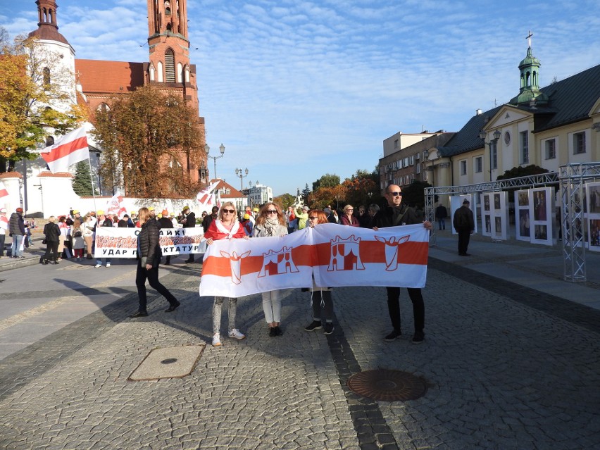 3.1o.2021, Białystok. Manifestacja Białorusinów w centrum...