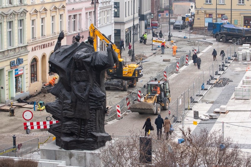 - Przebudowa płyty Starego Rynku weszła w kolejny etap i tak...