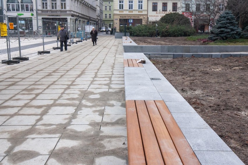 Wzdłuż linii zachodniej pierzei powstał już niewielki murek...